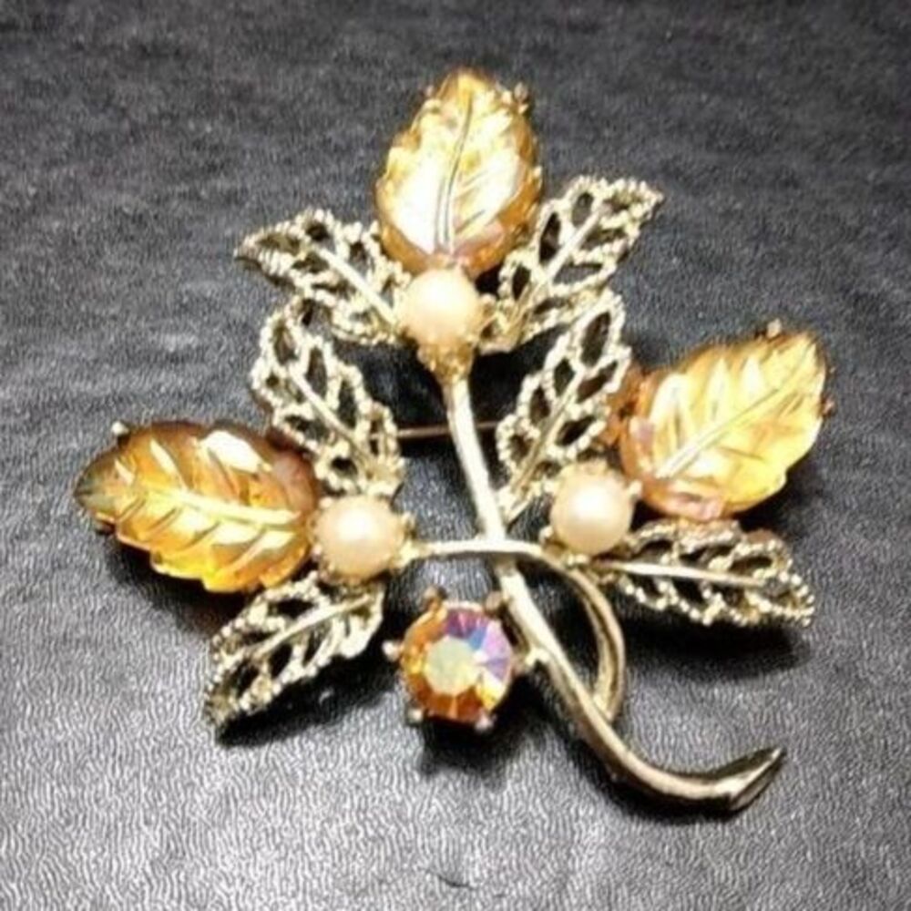 Vintage silver tone leaf brooch